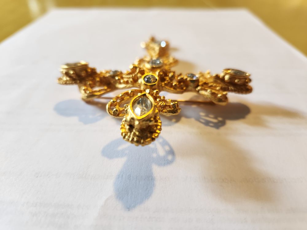 Broche Croix GM C.LACROIX dor&eacute;e strass crystal + pendant Bijoux et montres