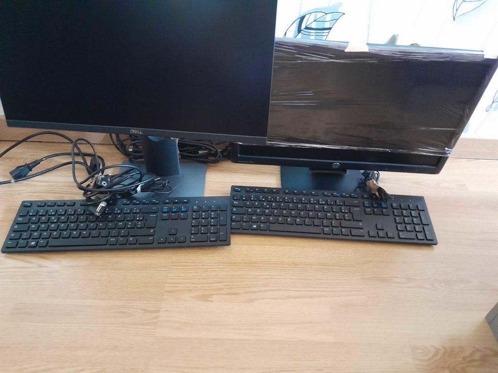 deux &eacute;crans comme neufs hp/ Dell Matériel informatique