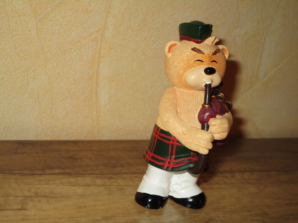 LOT 91J19
FIGURINES OURS EN RESINE VOIR PHOTOS Jeux / jouets