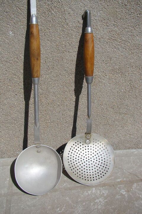 Ancienne louche et �cumoire - ann�es 1940
20 Gargenville (78)