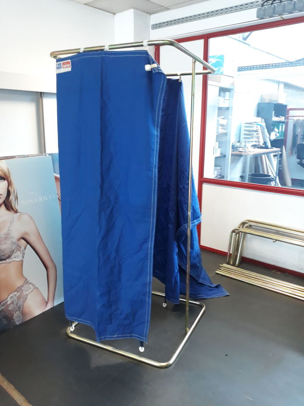 cabine+d+essayage+proche+du+neuf Meubles