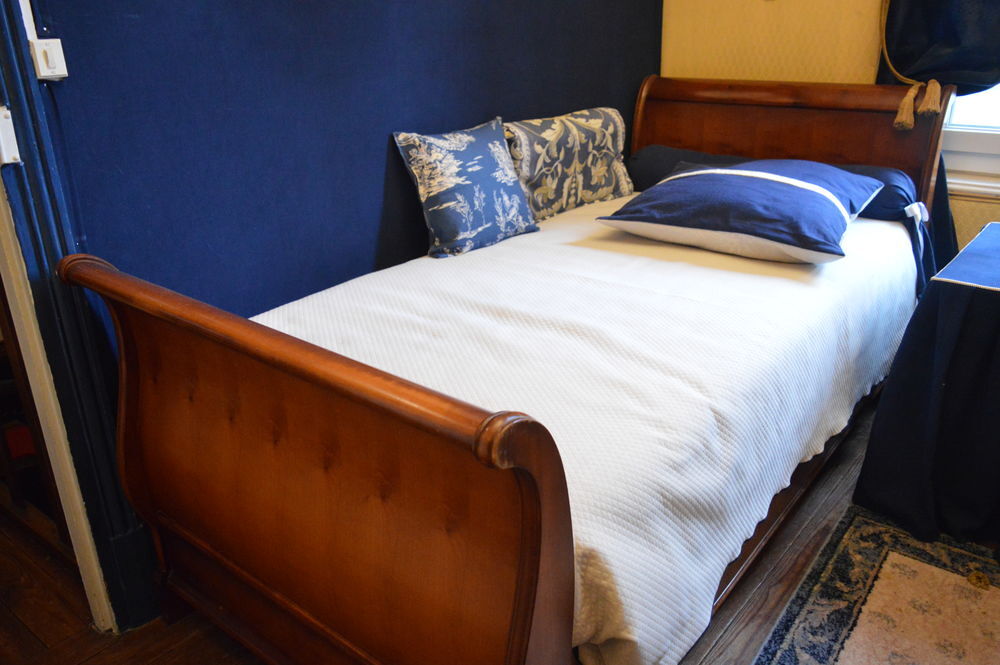 Chambre constitu&eacute;e d'un lit, d'une armoire et d'un fauteuil Meubles