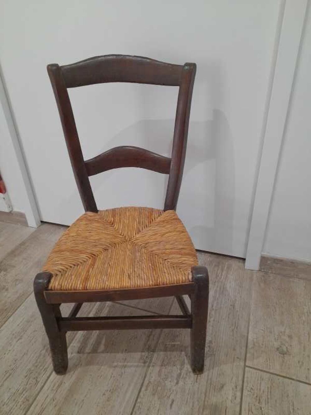 Petite chaise en paille Meubles