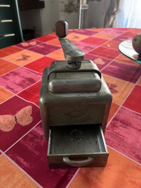 ANCIEN MOULIN METALLIQUE 60 Loudun (86)