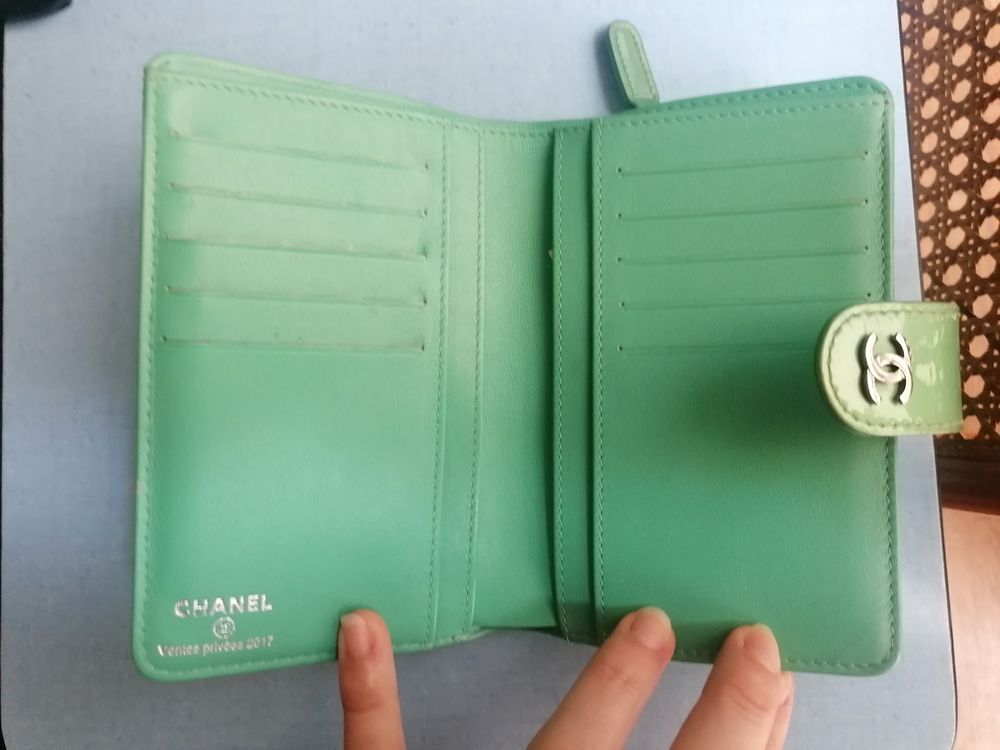 Portefeuille porte-monnaie Chanel vert &eacute;meraude matelass&eacute; Maroquinerie