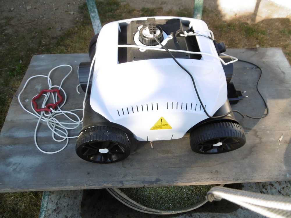 Robot de piscine sur charriot. Jardin