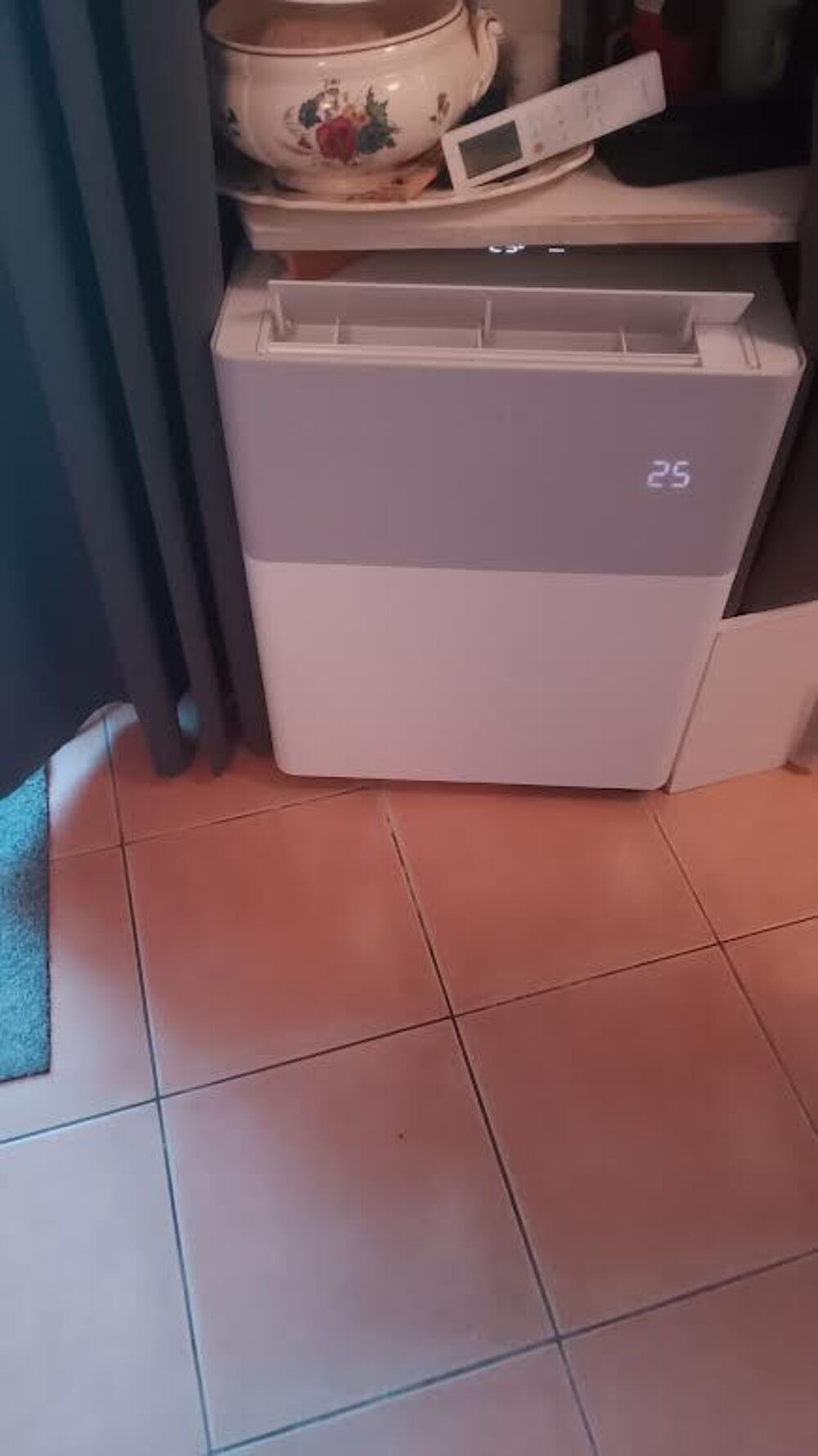 climatiseur mobile avec split et divers mobiliers
Meubles
