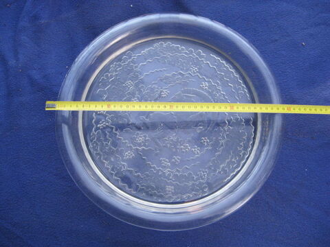 Lalique : plat en verre opalescent, 33 cm, d�cor au mouflon 320 Perpignan (66)