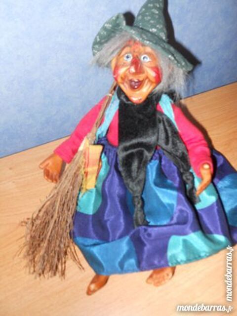 Jolie sorci�re souriante, assise 15 Rennes (35)