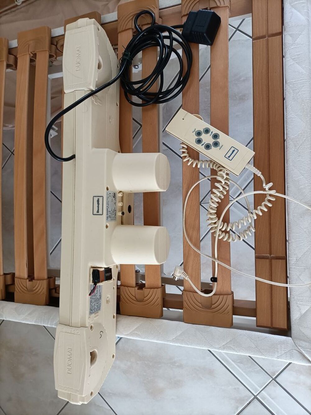 lit m&eacute;canis&eacute; Dunlopillo avec matelas et deux t&eacute;l&eacute;commandes Meubles