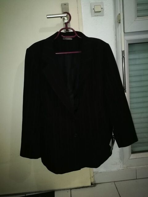 jolie veste neuve jamais porte avec tiquette t 46/48 22 Nmes (30)