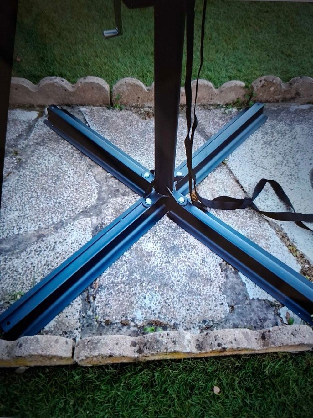 parasol d&eacute;port&eacute; Neuf 300de diam&egrave;tre Jardin