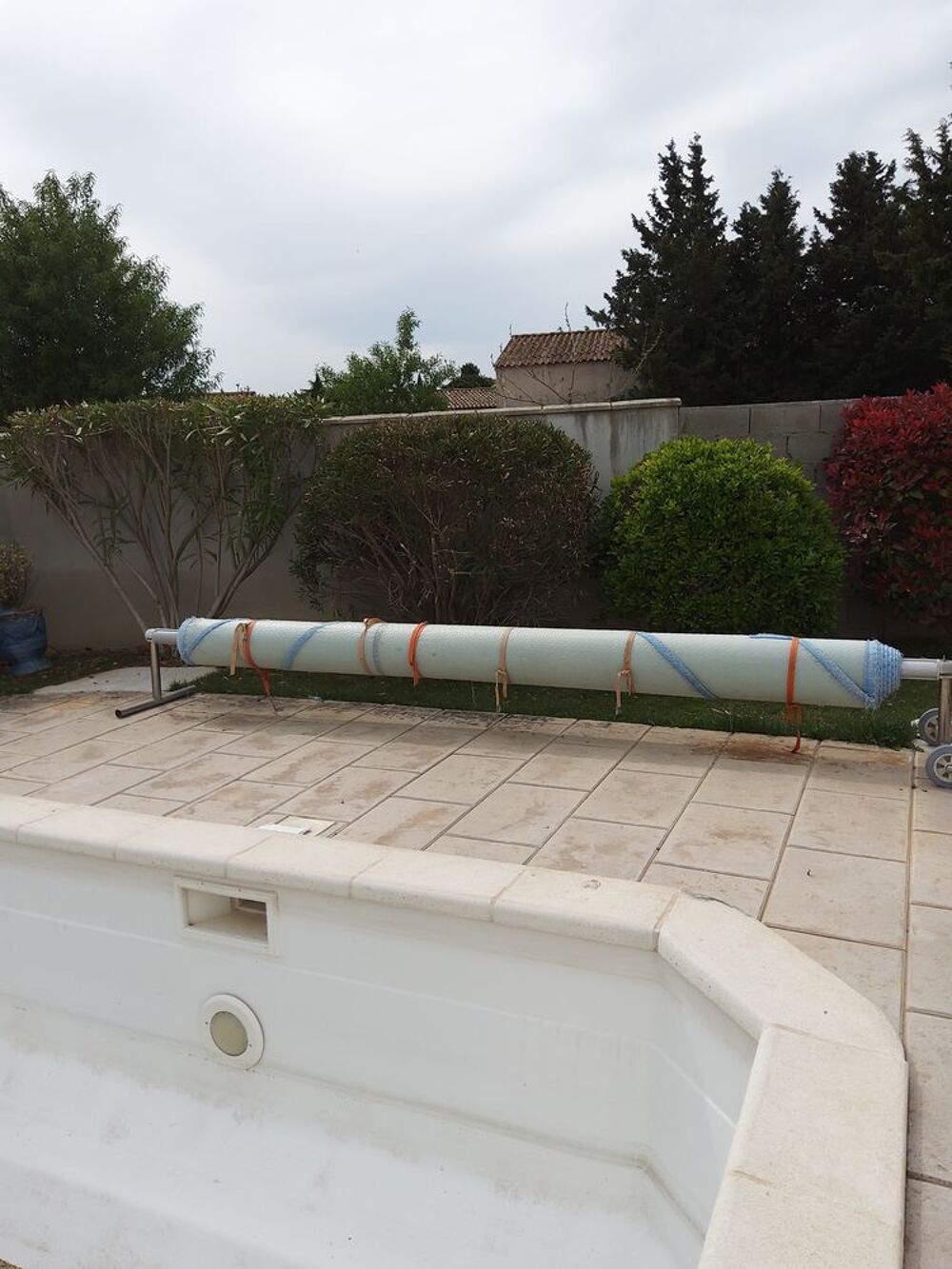 enrouleur bache a bulles pour piscine. Jardin