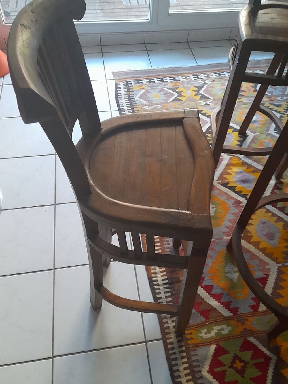 PETITE TABLE DE BAR ET 2 CHAISES HAUTES Meubles