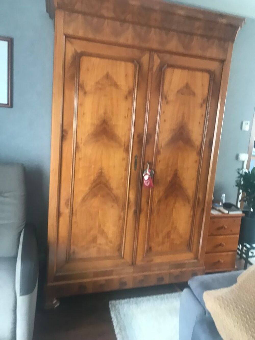 armoire normande super etat et fauteuil electrique Meubles