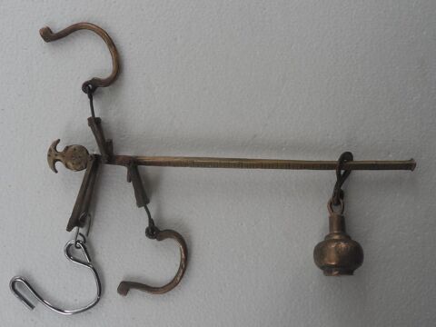 Très ancienne balance Romaine en laiton (cuivre jaune) 
22 Castries (34)