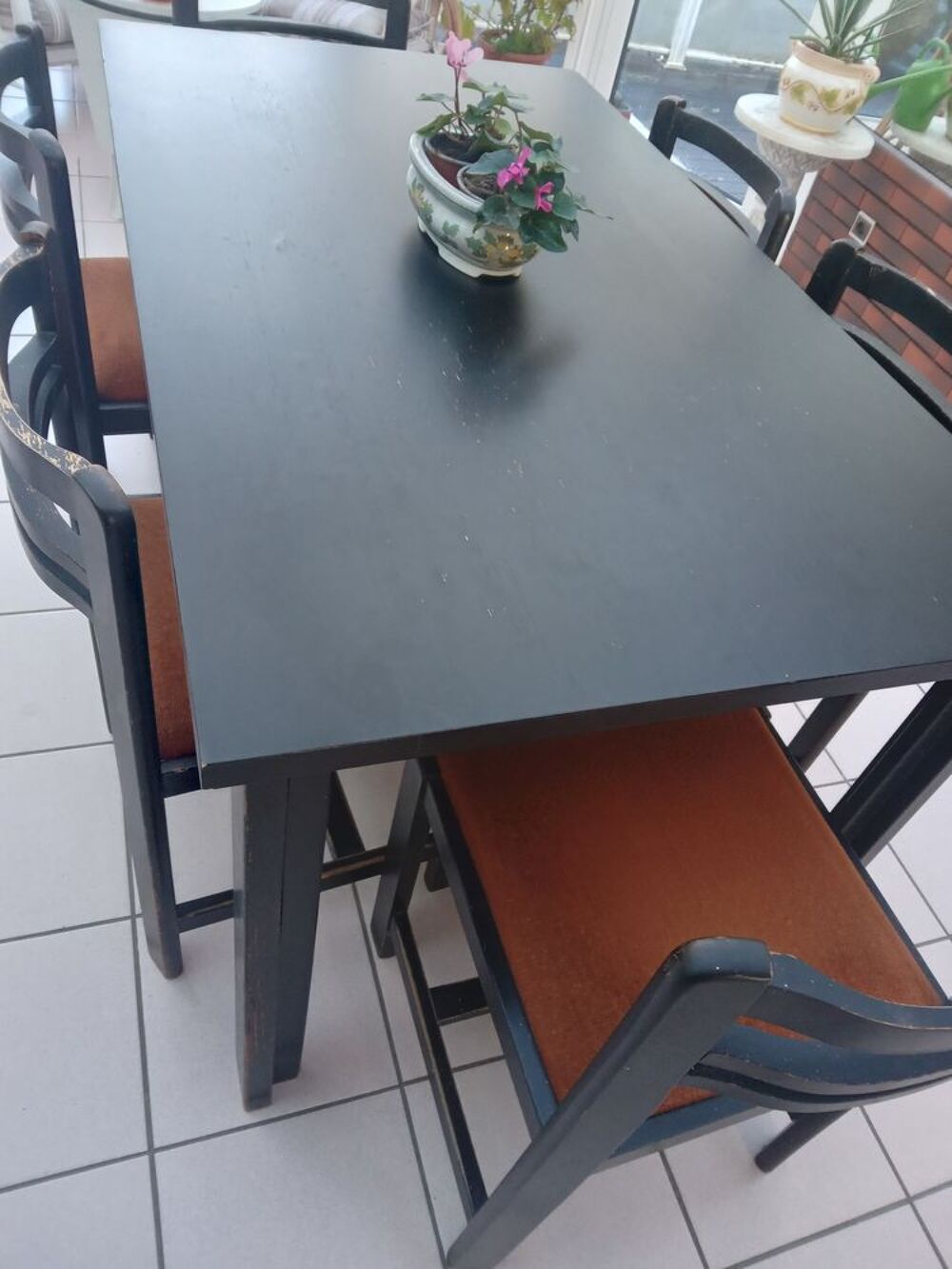 cette table noire avec ses 6 chaises Meubles