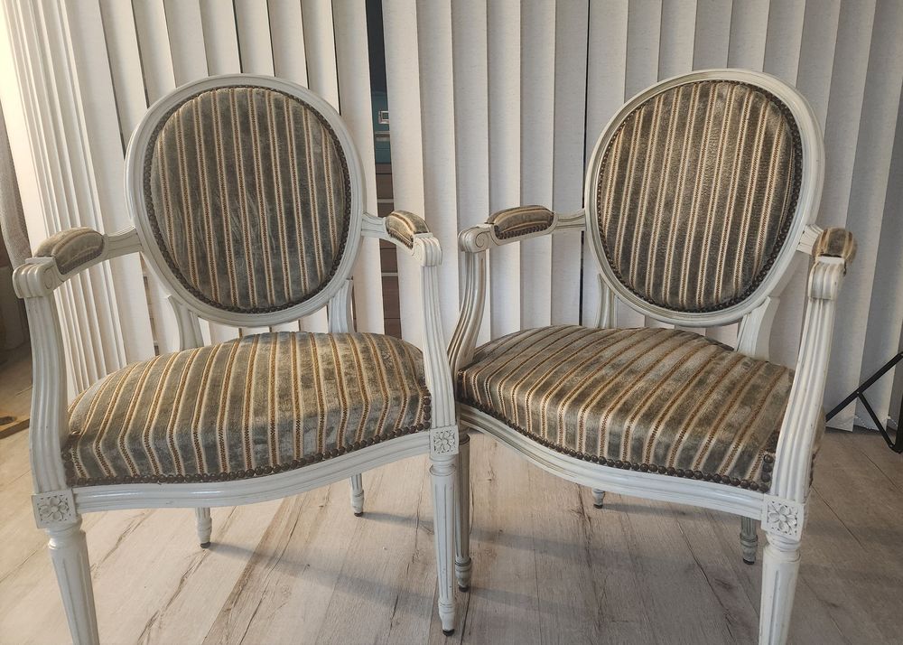 Deux chaises fauteuils style Mouis XVI Meubles