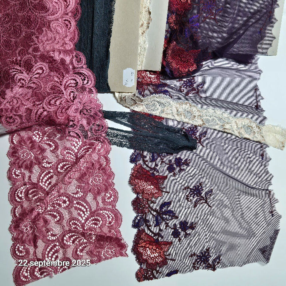 8 morceaux de dentelles de Calais vert fonc&eacute;, cr&egrave;me , bleues V�tements