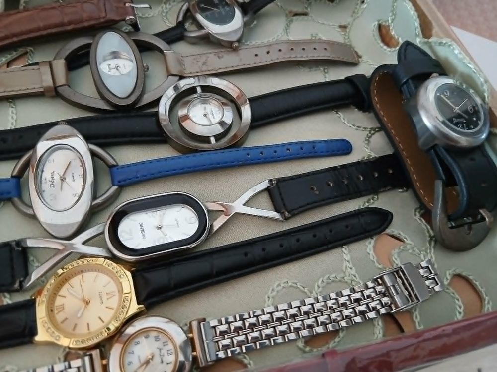  Lot dix montres + coffret bois vitr&eacute; de valeur N&deg;1346 Bijoux et montres