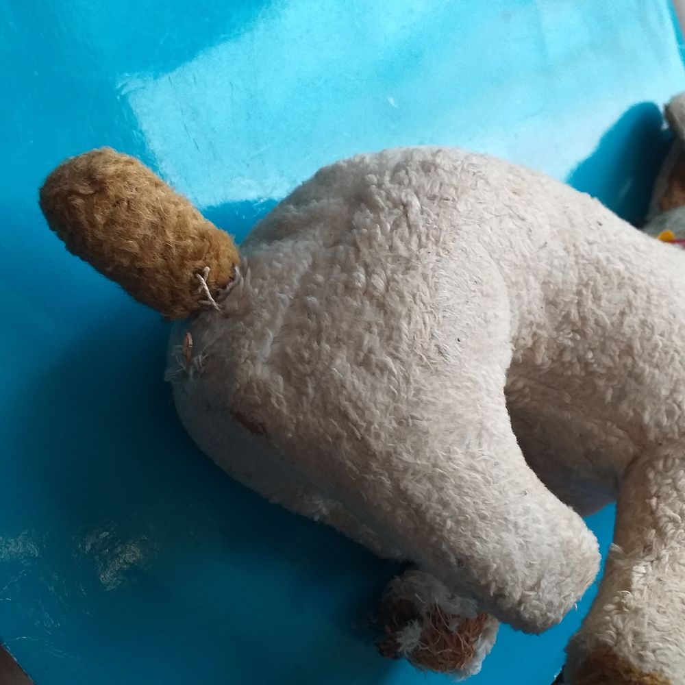 Peluche ancienne, chien - int&eacute;rieur en paille (&agrave; restaurer partiellement) Jeux / jouets