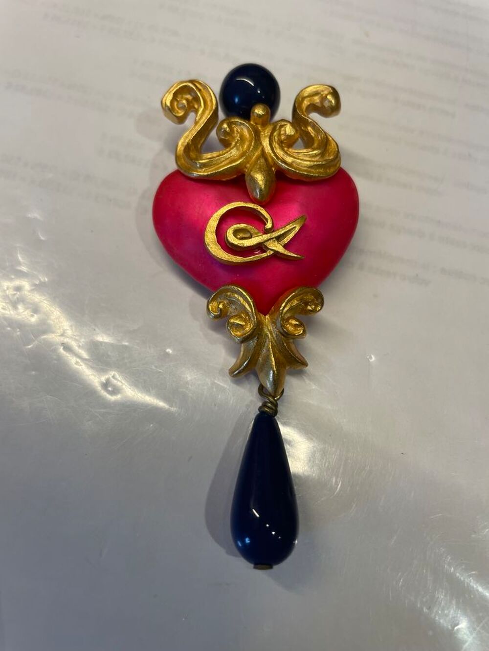 Broche Coeur &eacute;maill&eacute; fuchsia sabl&eacute; + arabesque dor&eacute; et perle Bijoux et montres