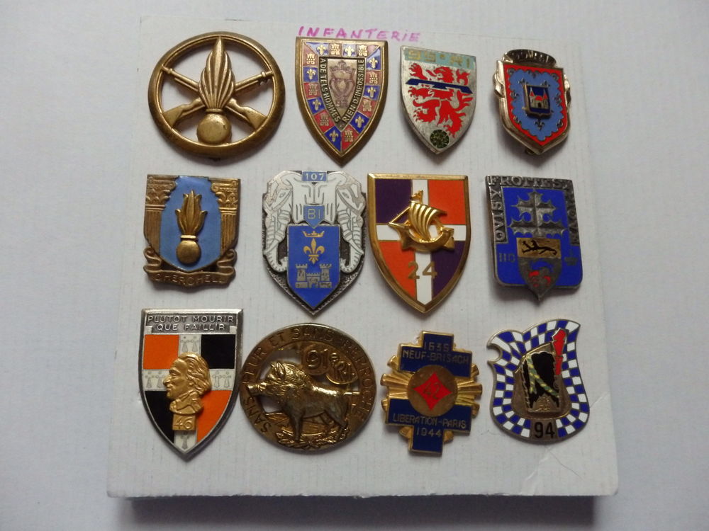 8 Plaquette de 12 insignes d'unit&eacute;s de l'Armee Fran&ccedil;aise. 