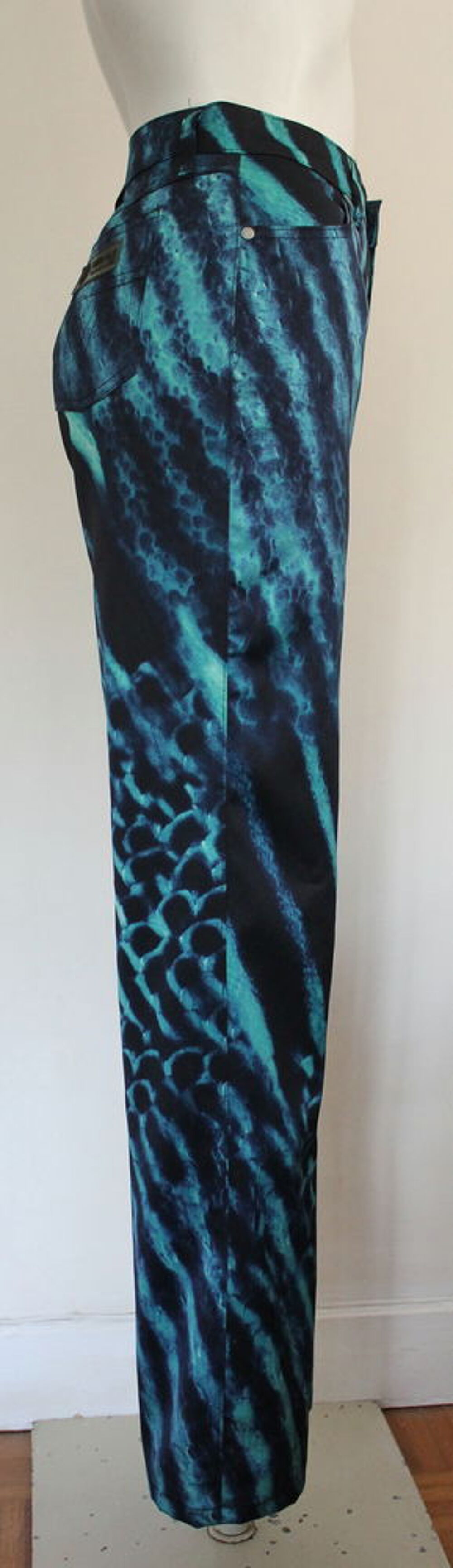 Pantalon z&egrave;bre bleu VERSACE T.29 IT
soit 36/38 max Vêtements