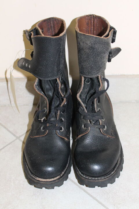 UNE PAIRE DE RANGERS FEMME MODELE DE L'ARMEE FRANCAISE 30 �loie (90)