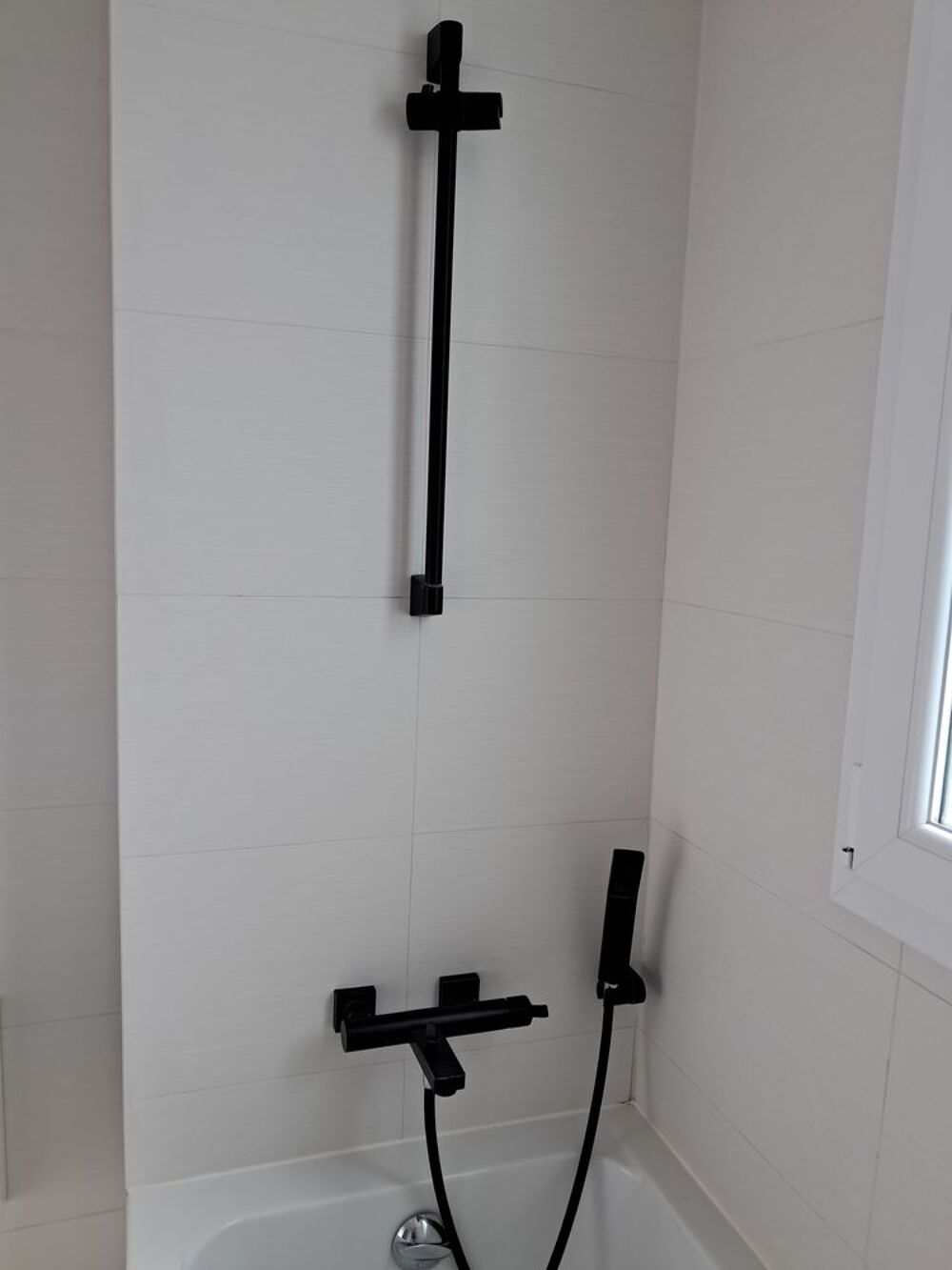 Baignoire acrylique et robinetterie Meubles