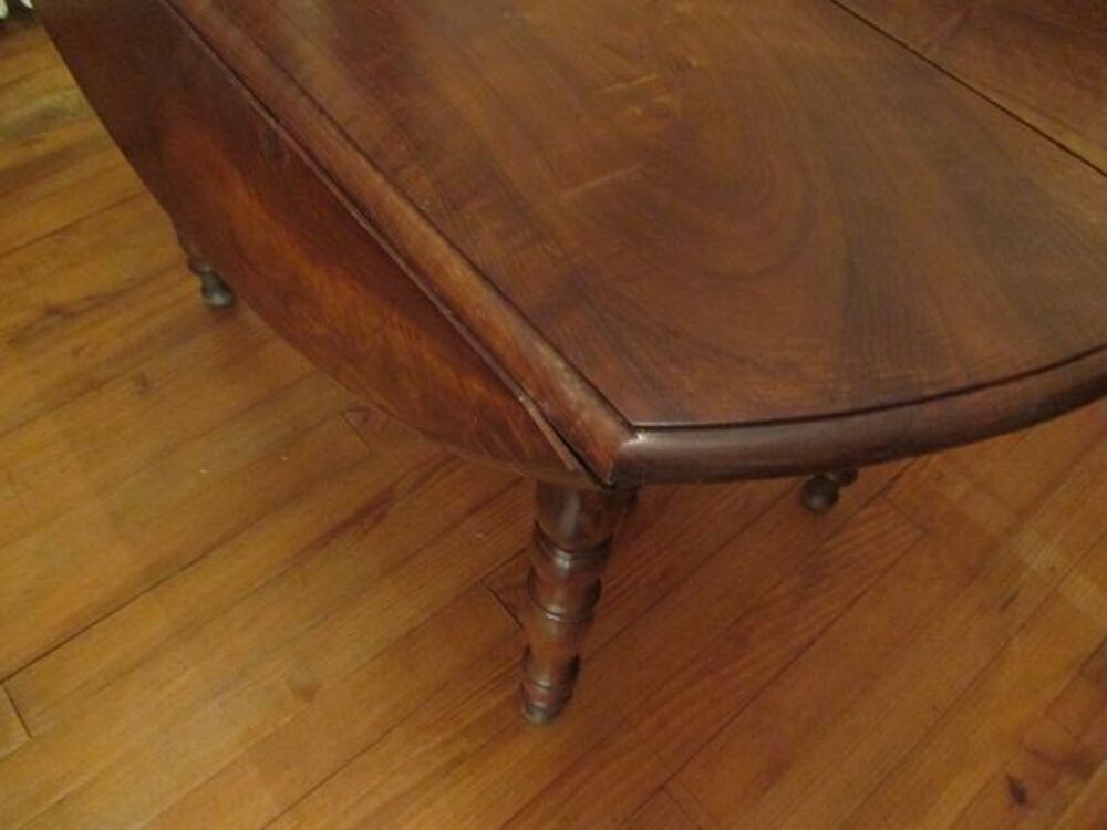 Table ovale noyer 6 pieds. Meubles