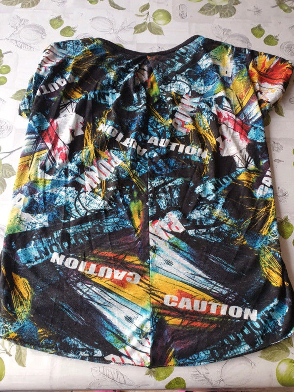 Tee shirt manche courte 
taille 44 
Vêtements