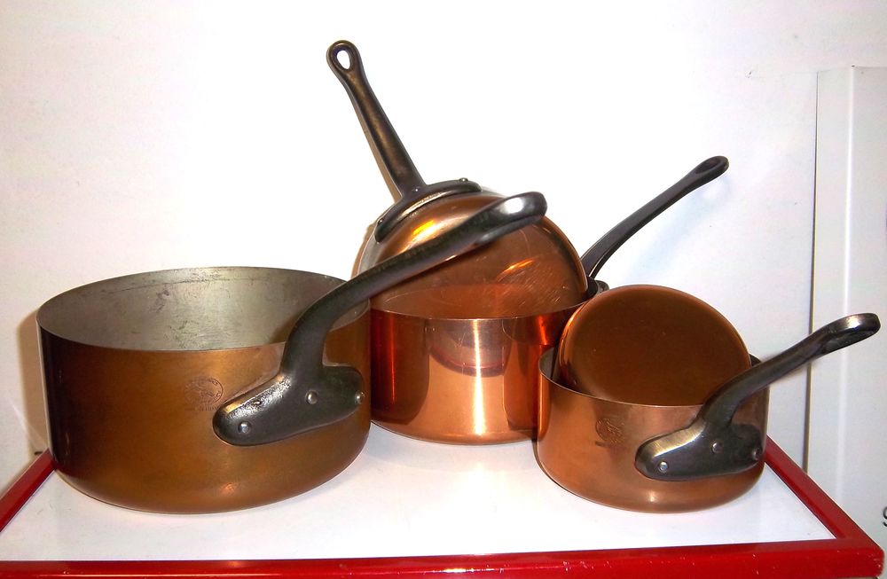 SERIE DE 5 CASSEROLES LES CUIVRES DE FAUCOGNEY ET ETAGERE Décoration