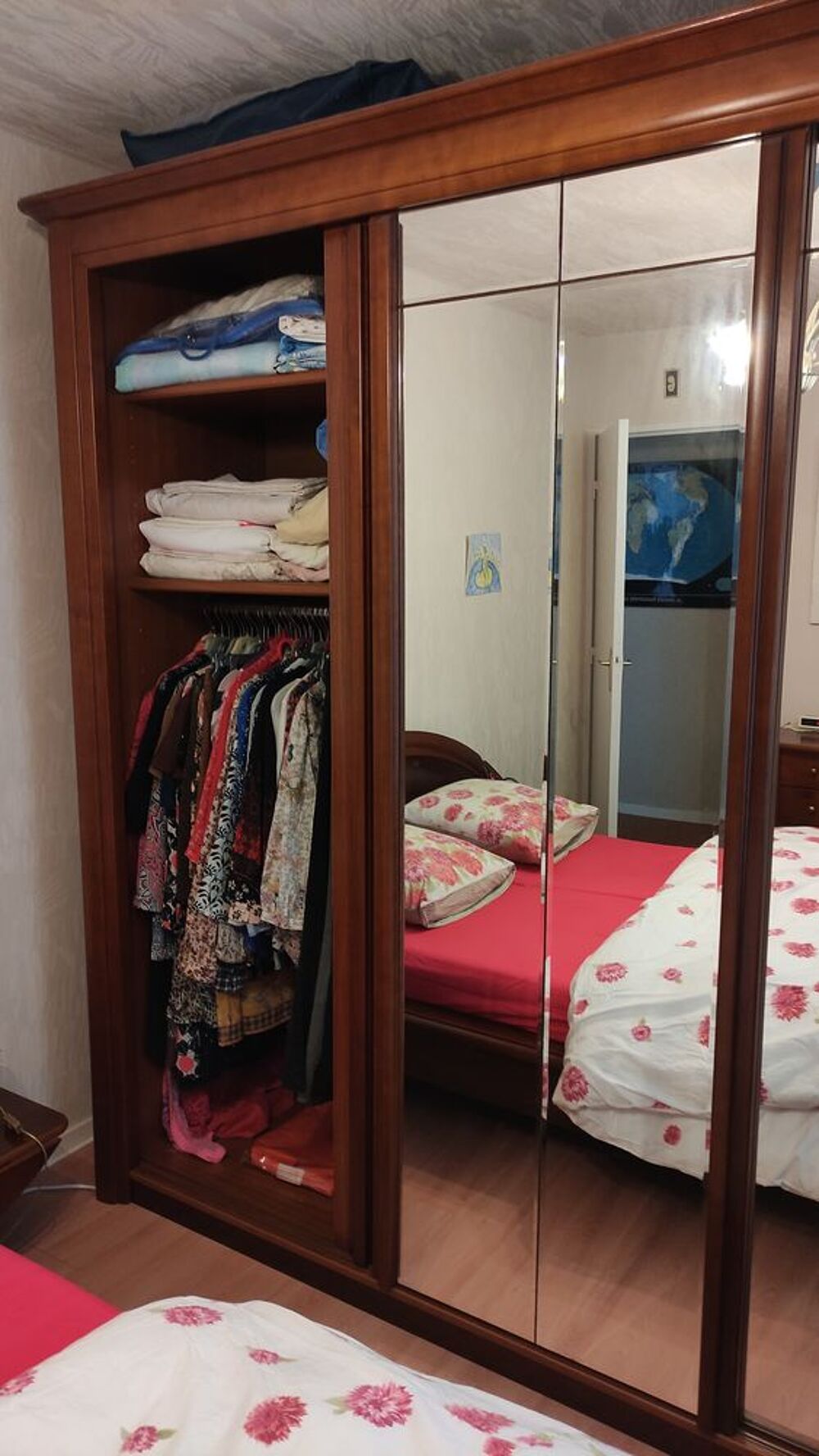 Chambre &agrave; coucher compl&egrave;te en merisier pour adultes. Meubles