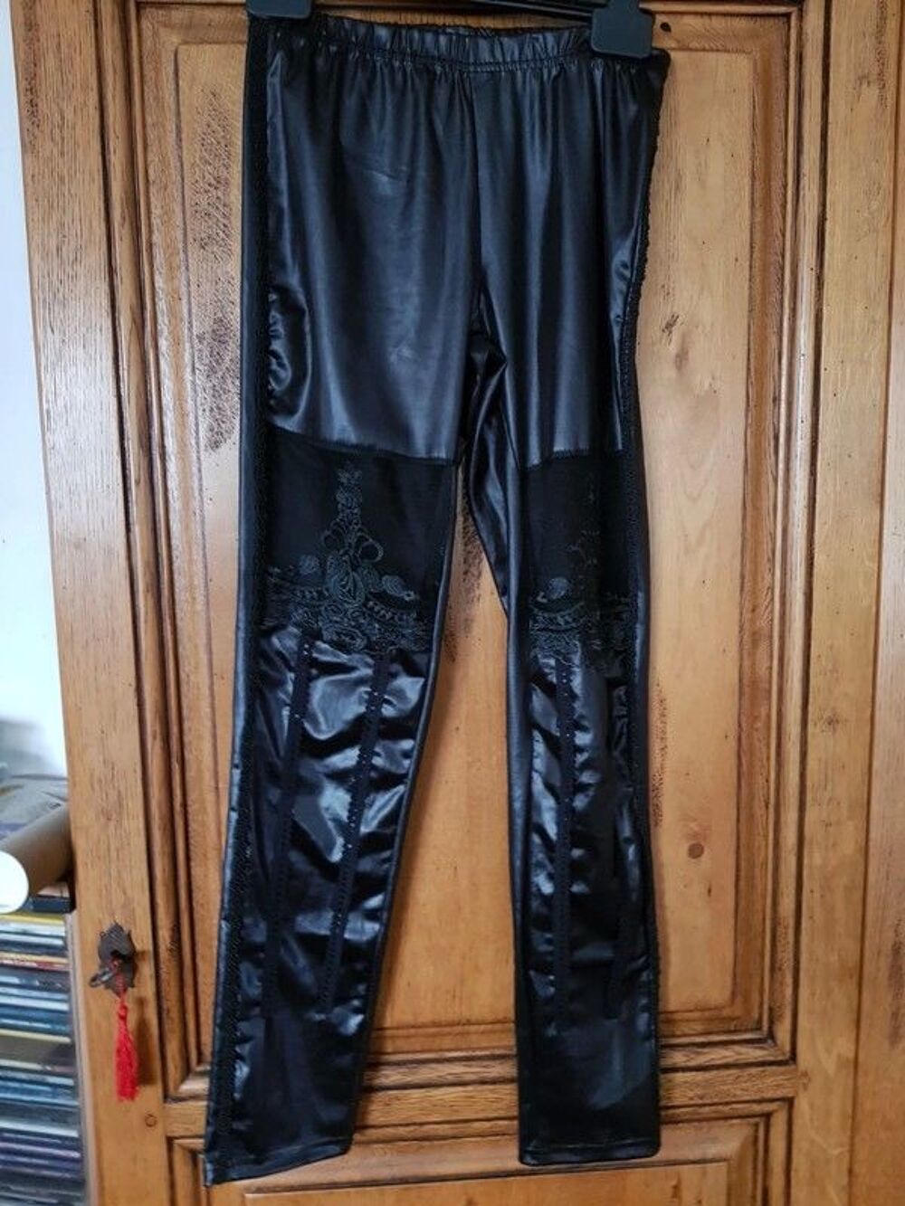 Leggings noir dentelles au niveau des genoux neuf mesure tai Vêtements