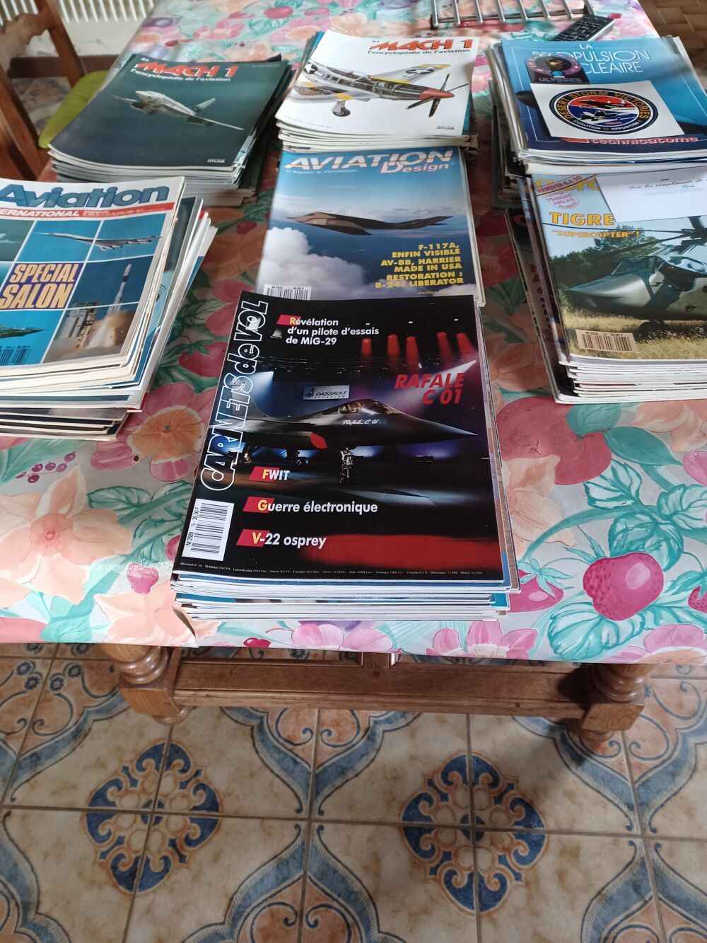 collection de livres sur l'aviation et des maquettes d'avion 
