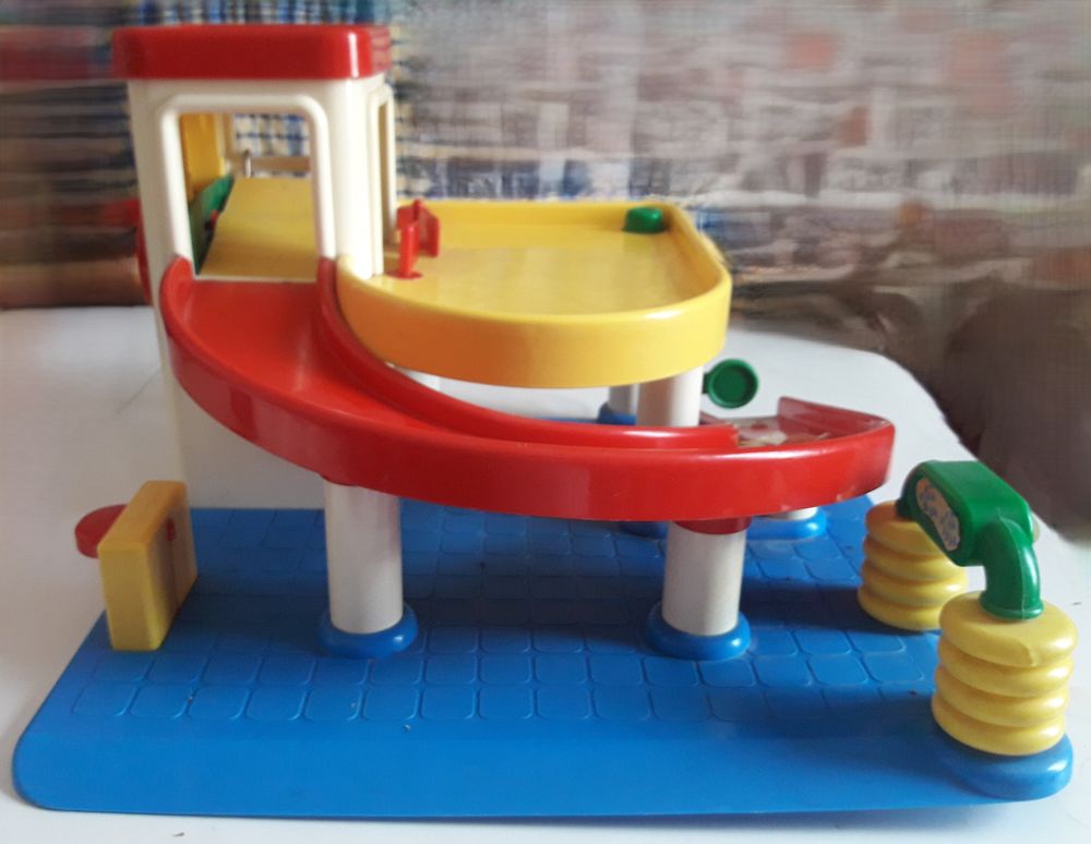 Garage avec monte voiture Jeux / jouets