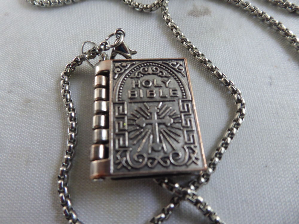 Lot de pendentifs en bon &eacute;tat Bijoux et montres