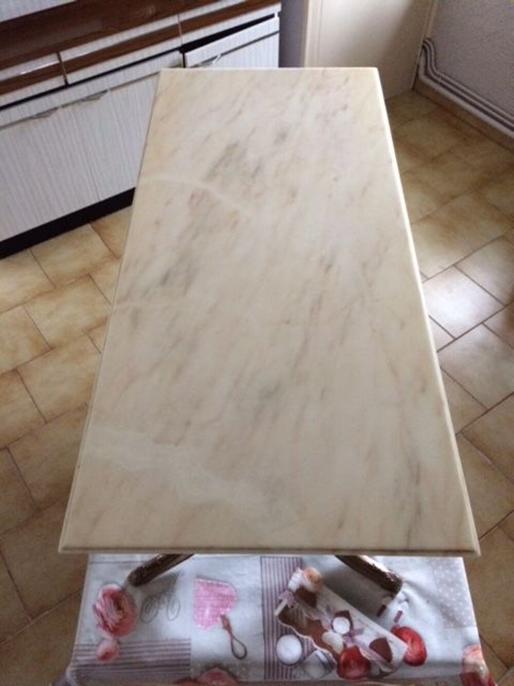 TABLE de SALON dessus MARBRE.. Meubles