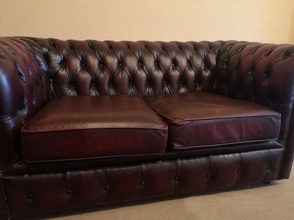 Canap&eacute; chesterfield cuir bordeaux deux places Meubles