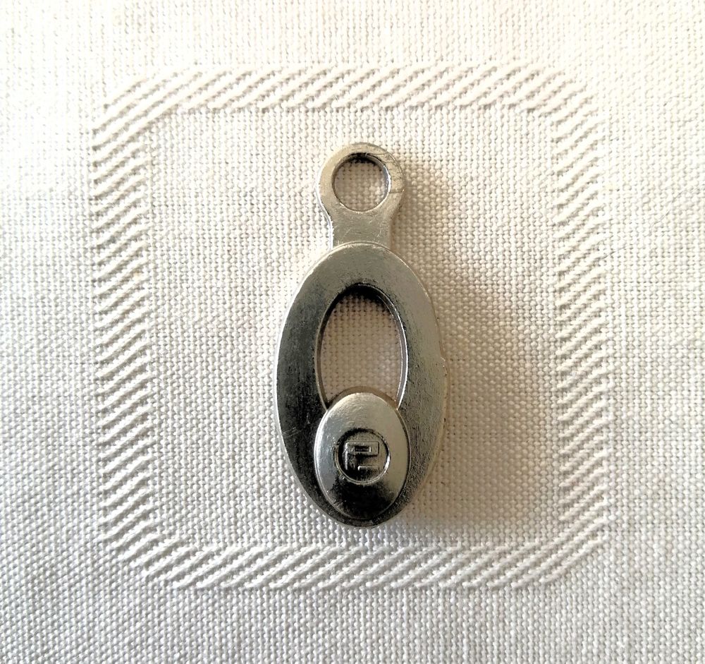 Pendentif en m&eacute;tal argent&eacute; Vêtements
