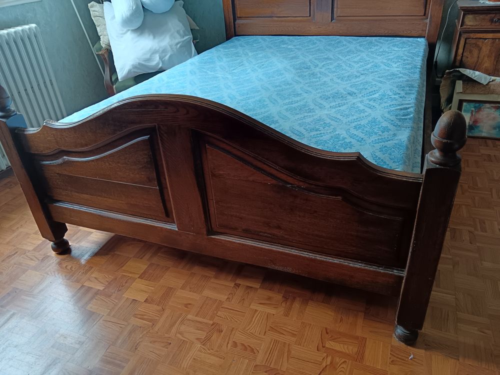 Lit ancien en bois avec table de nuit Meubles