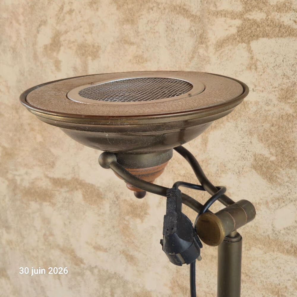 Lampe type halog&egrave;ne , en bois et laiton, avec articulation d Décoration