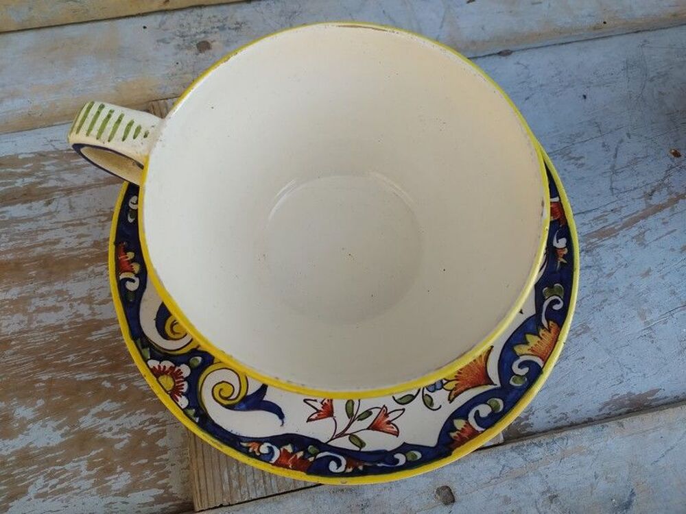 Grande Tasse et Soucoupe Fa&iuml;ence de Dieppe 
Décoration