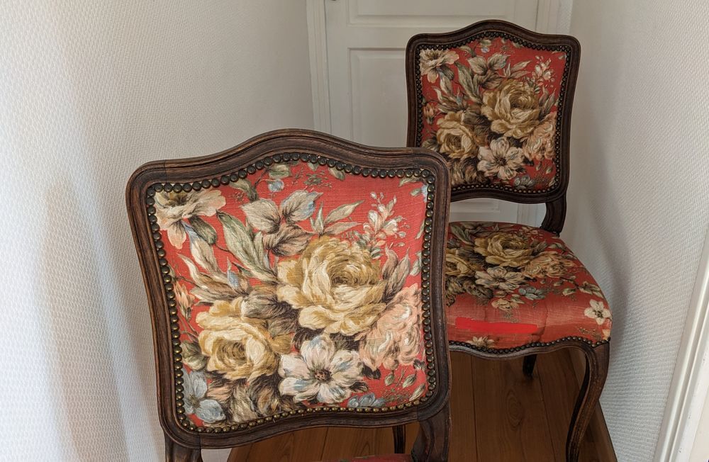 LIT-SOMMIER 2 personnes et 2 CHAISES assorties Meubles