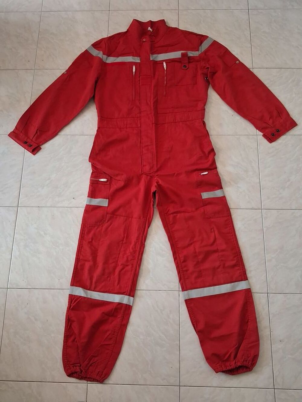 COMBINAISON SAPEUR POMPIER NEUVE
Vêtements