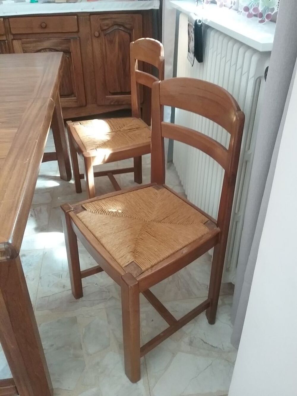 Belle et grande table rectangulaire et ses 4 chaises assorti Meubles