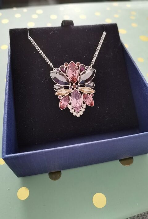 Collier avec pendentif SWAROVSKI
80 Le Ban-Saint-Martin (57)