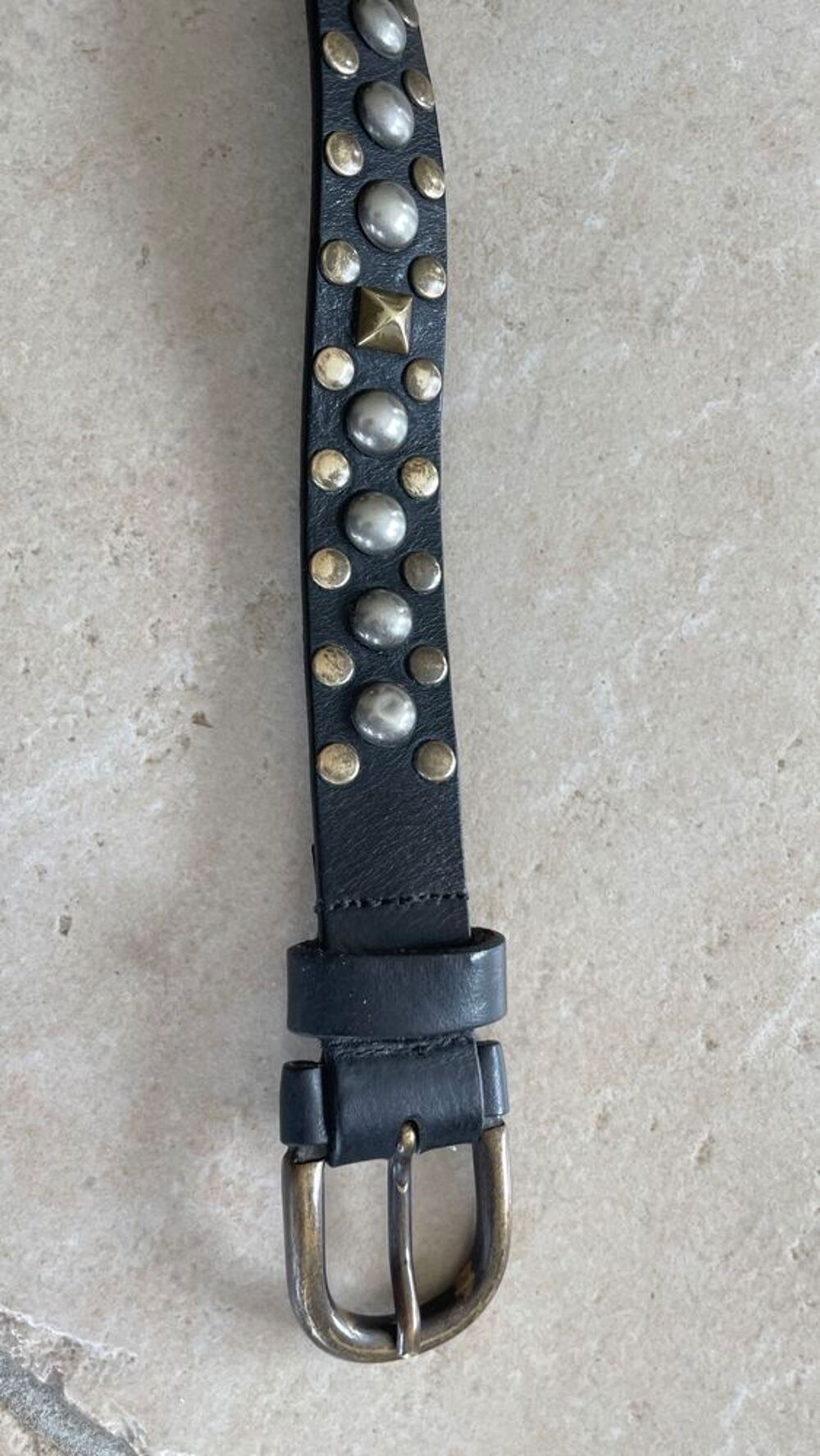 ceinture en cuir clout&eacute;e Maroquinerie