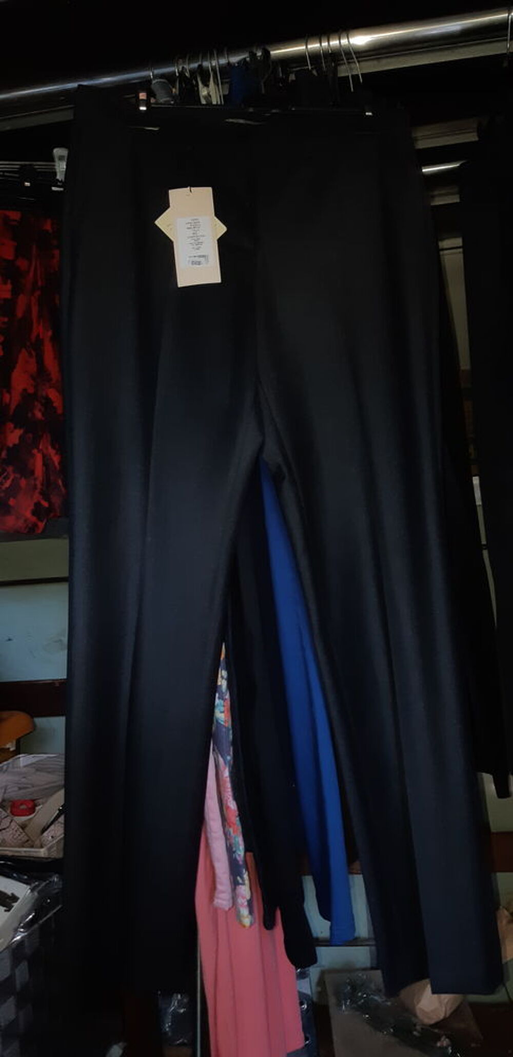 Lot de v&ecirc;tements toutes tailles.
V&ecirc;tements neufs. Vêtements